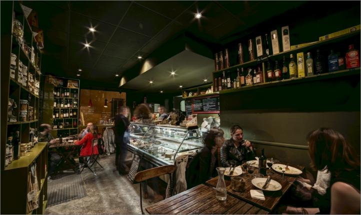 interieur-epicerie-clientele