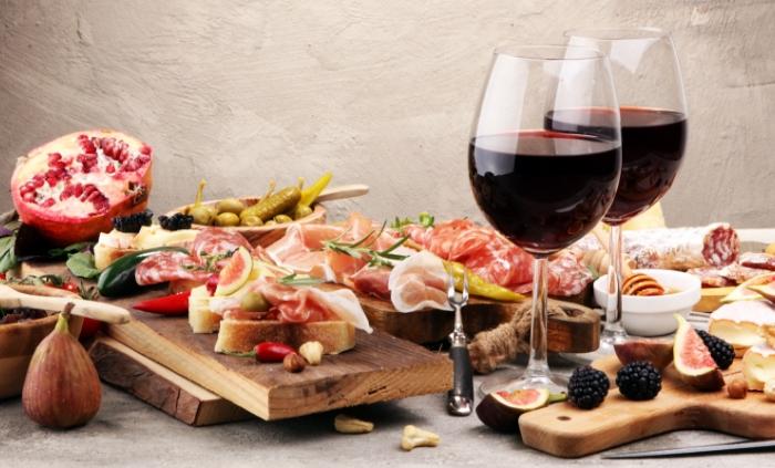 plateau-charcuterie-vin-rouge