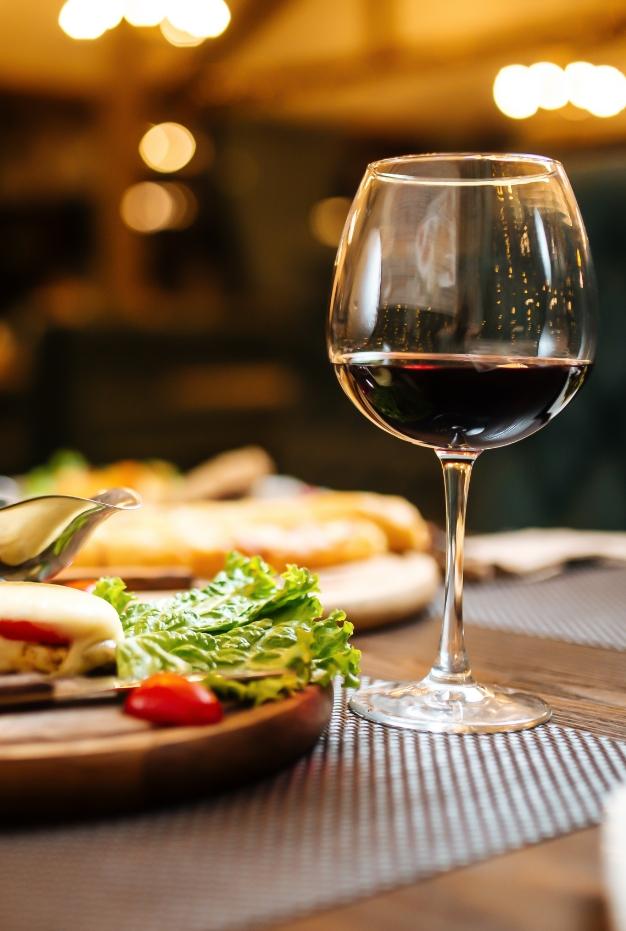 verre-vin-rouge-assiette